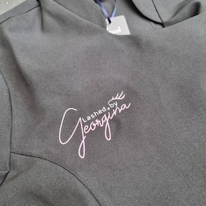 Túnica de beleza feminina personalizada, túnica feminina com logotipo impresso para maquiadora, vestido túnica de cabeleireiro personalizado para salão de beleza, esteticista