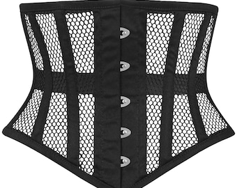 Può includere: Corsetto nero con un design strutturato. Il corsetto presenta un design a pannelli in rete con accenti in tessuto nero verticali e orizzontali. La chiusura frontale ha quattro fermagli color argento. Il corsetto ha un bordo inferiore a punta.