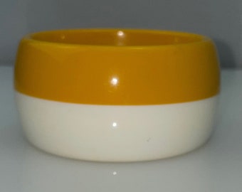 Bakelite yellow/white bangle from the 1950s