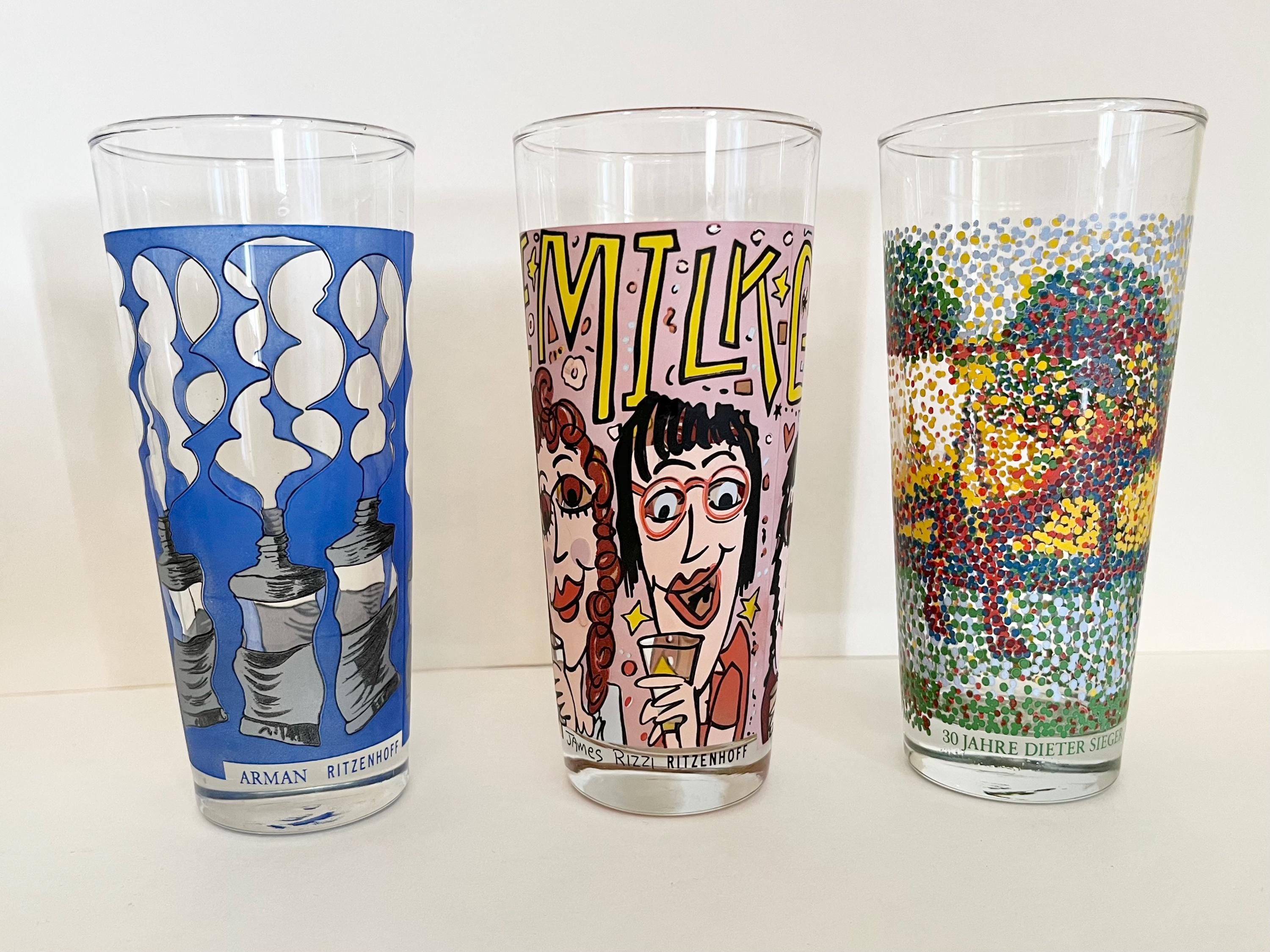 Set aus 3 vintage Ritzenhoff Milchgläsern von Arman, James Rizzi und Dieter Sieger. 1990er Jahren. Limitierte Sammlerstück aus Glas. Keine Mängel