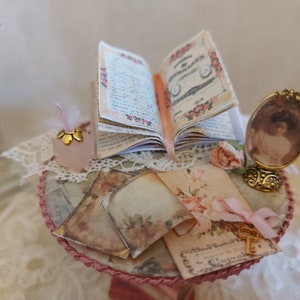 Casa de bonecas francesas, mesa em miniatura com acessórios românticos rosa, escala 1:12