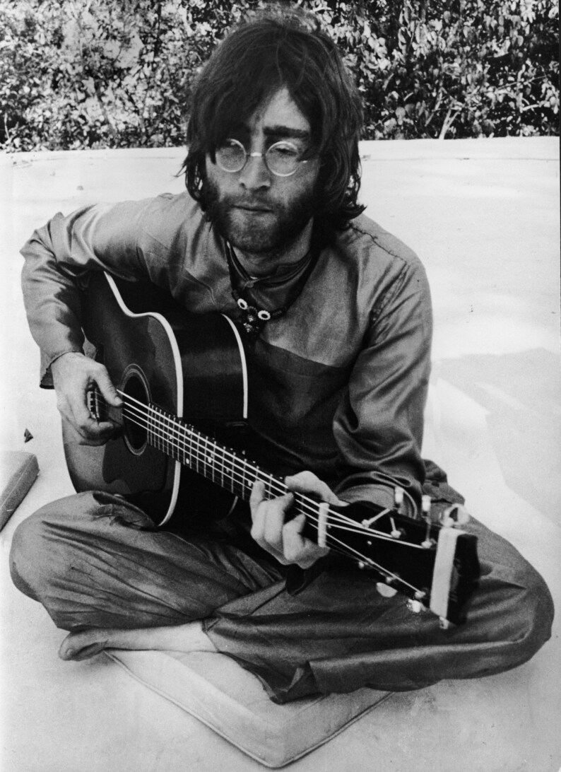 Photo De John Lennon Qui Joue De La Guitare
