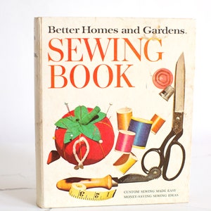 Sewing Book / Better Homes and Gardens / 1970 / Custom Sewing Made Easy / Retro Fashion
