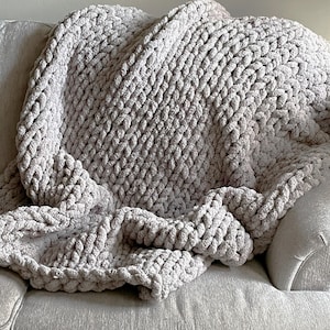Light Gray Chunky Knit Blanket: Soft Chenille Throw