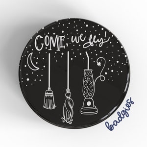 Peut inclure: Illustration en noir et blanc d'une lune, de trois balais et d'une lampe à lave avec le texte "COME, we fly!" sur un fond noir.