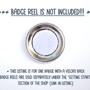 K&ouml;nnte beinhalten: Ein silberner Knopf mit einem wei&szlig;en Klettverschluss auf der R&uuml;ckseite. Der Text "*** BADGE REEL IS NOT INCLUDED!!! ***" ist &uuml;ber dem Knopf gedruckt. Der Text "* THIS LISTING IS FOR ONE BADGIE WITH A VELCRO BACK * BADGE REELS ARE SOLD SEPARATELY UNDER THE "GETTING STARTED" SECTION OF THE SHOP (LINK IN LISTING)" ist unter dem Knopf gedruckt.