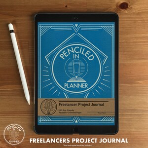 Peut inclure: Un planificateur numérique bleu avec le texte "PENCILED IN PLANNER" et un dessin d'un crayon. Le planificateur est sur une tablette avec un Apple Pencil blanc à côté. Le texte "Freelancer Project Journal" est sur une étiquette brune sous le planificateur. L'étiquette indique également "100% Eco-Friendly" et "Reusable-Unlimited Pages". Le texte "FREELANCERS PROJECT JOURNAL" est sous la tablette. Le texte "*iPad and Apple Pencil Not Included" est sous le texte "FREELANCERS PROJECT JOURNAL".