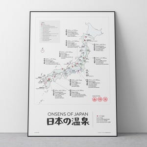Puede incluir: Un mapa enmarcado de Japón, con una ilustración detallada de las ubicaciones de los onsen. El mapa es en tonos verdes, rojos y grises, con texto en japonés e inglés. El título "ONSENS OF JAPAN" se muestra en la parte inferior.