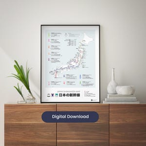 Könnte beinhalten: Ein gerahmtes Poster der Japan Shinkansen Karte mit schwarzem Rahmen. Die Karte zeigt die Eisenbahnlinien in ganz Japan, mit Text in Englisch und Japanisch. Das Poster ist mit "Digital Download" in einem blauen Oval beschriftet.