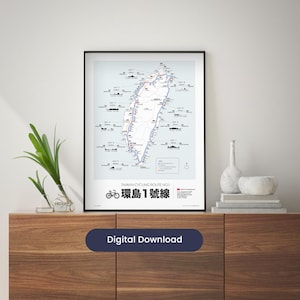 Puede incluir: Un mapa enmarcado de la ruta ciclista de Taiwán, con un marco negro. El mapa destaca la ruta con líneas azules y rojas e incluye texto en inglés y chino. Las palabras "Taiwan Cycling Route No. 1" son visibles. La imagen está etiquetada como "Descarga digital".