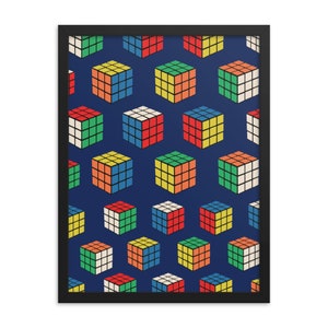Pode incluir: Uma impressão emoldurada com um padrão repetitivo de cubos de Rubik coloridos em um fundo azul escuro.