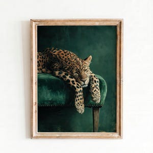 Leopard på sammetssoffa-tryck | Stämningsfull maximalistisk väggkonst | Smaragdgrön mörk akademisk dekor | Sömnig leopard digital nedladdning | Tyst lyx