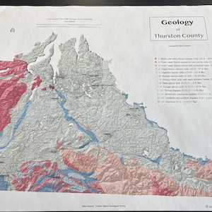 Puede incluir: Un mapa geológico del condado de Thurston, Washington, que muestra diferentes formaciones rocosas y depósitos. El mapa está codificado por colores para indicar la edad y el tipo de roca. El mapa incluye una leyenda que explica los diferentes colores y símbolos utilizados.