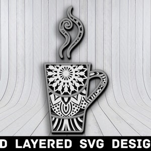 Op de afbeelding: Een 3D-gelaagd SVG-ontwerp van een koffiemok met een mandala-patroon en stoom die uit de bovenkant opstijgt.