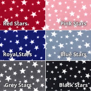 K&ouml;nnte beinhalten: Sechs Stoffmuster mit wei&szlig;en Sternen auf verschiedenen farbigen Hintergr&uuml;nden. Die Farben sind rot, rosa, blau, royalblau, grau und schwarz. Der Text "Red Stars", "Pink Stars", "Royal Stars", "Blue Stars", "Grey Stars" und "Black Stars" ist unter jedem Muster gedruckt.