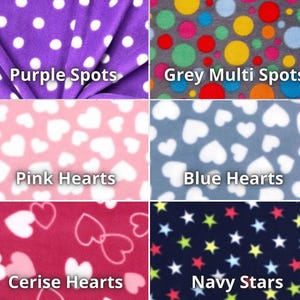 K&ouml;nnte beinhalten: F&uuml;nf Stoffmuster mit verschiedenen Mustern. Die Muster sind in einem Raster angeordnet. Das Muster oben links ist lila mit wei&szlig;en Punkten und dem Text "Purple Spots". Das Muster oben rechts ist grau mit mehrfarbigen Punkten und dem Text "Grey Multi Spots". Das Muster unten links ist rosa mit wei&szlig;en Herzen und dem Text "Pink Hearts". Das Muster unten rechts ist marineblau mit gelben Sternen und dem Text "Navy Stars". Das Muster in der Mitte ist blau mit wei&szlig;en Herzen und dem Text "Blue Hearts".