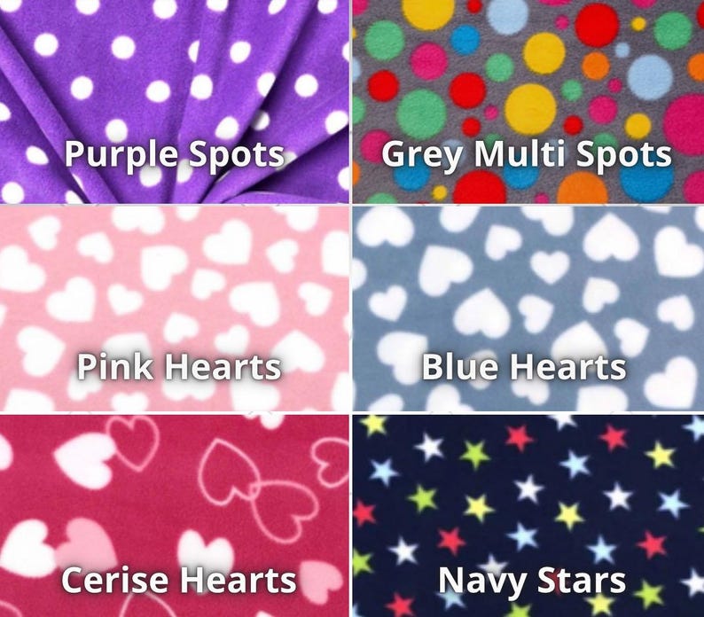 K&ouml;nnte beinhalten: F&uuml;nf Stoffmuster mit verschiedenen Mustern. Die Muster sind in einem Raster angeordnet. Das Muster oben links ist lila mit wei&szlig;en Punkten und dem Text "Purple Spots". Das Muster oben rechts ist grau mit mehrfarbigen Punkten und dem Text "Grey Multi Spots". Das Muster unten links ist rosa mit wei&szlig;en Herzen und dem Text "Pink Hearts". Das Muster unten rechts ist marineblau mit gelben Sternen und dem Text "Navy Stars". Das Muster in der Mitte ist blau mit wei&szlig;en Herzen und dem Text "Blue Hearts".