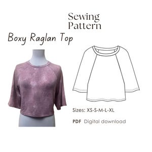 Puede incluir: Un patrón de costura para una camiseta de manga raglan boxy. El patrón incluye las tallas XS-S-M-L-XL y es una descarga digital. La imagen muestra una camiseta rosa con un patrón tie-dye.