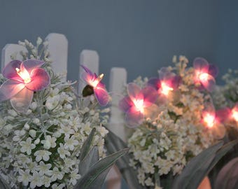 Guirnalda de luces con flores en tonos morados / Decoración para el hogar y bodas / Luces para dormitorios