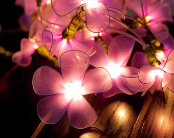 Luces de hadas de flores moradas: guirnalda de luces para decorar tu dormitorio de boda