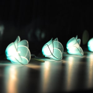Blumen Lichterkette: Süße Hochzeitsdeko in Weiß & Blau