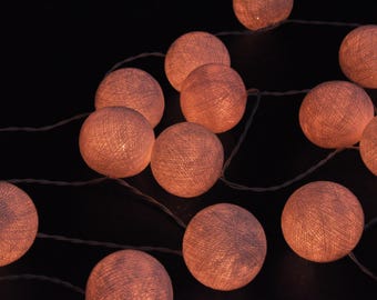Puede incluir: Una cadena de luces de bolas de algodón blanco cálido, ideal para añadir un toque acogedor y festivo a cualquier espacio.