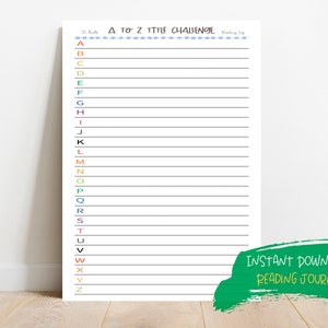 以下が含まれることがあります： 「A to Z Title Challenge」の文字と、左側にカラフルなアルファベットが書かれた白い読書ノート。書き込み用の線があり、「Instant Download Reading Journal」と書かれた緑色のバナーが付いています。