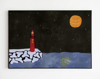 Puede incluir: Impresión artística enmarcada que presenta un faro rojo sobre una costa rocosa bajo un cielo estrellado. Una luna naranja muestra el texto "You are my Flashlight". La obra de arte tiene un marco negro y un fondo blanco.