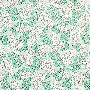 Pu&ograve; includere: Uno schema senza cuciture con fiori bianchi e foglie verdi su uno sfondo bianco. Lo schema si ripete in tutta l'immagine.