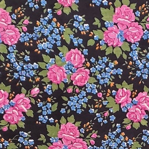 Pu&ograve; includere: Un tessuto nero con un motivo ripetitivo di rose rosa e nontiscordardime blu.