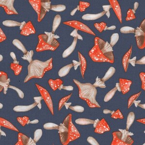 Op de afbeelding: Een herhalend patroon van rood-wit gestippelde paddenstoelen met bruine kieuwen en stelen op een donkerblauwe achtergrond. De paddenstoelen zijn in verschillende maten en ori&euml;ntaties geplaatst, wat een grillig ontwerp cre&euml;ert.