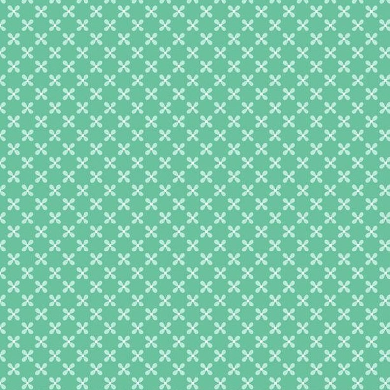 Pode incluir: Um padr&atilde;o sem costura de trevos de quatro folhas brancas sobre um fundo azul esverdeado claro.