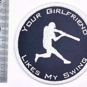 Girlfriend Likes My Swing, Baseball, Iron On Patch, Fan Gear, Baseball Patch, Sports Gifts, Morale Patch, Dinger, Travel Ball, Little League afbeelding 2