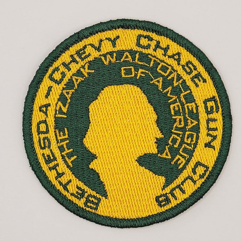 Op de afbeelding: Groen en geel geborduurd patch met de tekst "The Chevy Chase Izaak Walton League of America Billy Club"