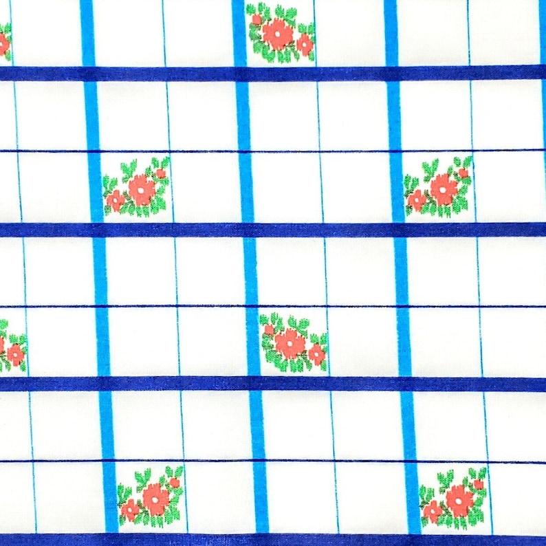 K&ouml;nnte beinhalten: Wei&szlig;er Stoff mit einem Gittermuster. Das Gitter wird durch blaue und hellblaue Linien gebildet. Kleine Gruppen roter Blumen mit gr&uuml;nen Bl&auml;ttern sind in einigen der Gitterquadrate platziert. Der Stoff hat ein sauberes, frisches Aussehen.