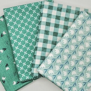 Pode incluir: Quatro amostras de tecido em tons de verde com padr&otilde;es diferentes. Uma tem um padr&atilde;o floral branco, outra tem um padr&atilde;o xadrez branco e verde, uma tem um pequeno padr&atilde;o de flores brancas e outra tem um padr&atilde;o de tulipas brancas.