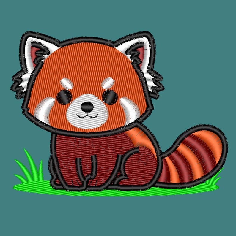 Pode incluir: Design bordado de panda-vermelho com contornos pretos, detalhes brancos e cauda listrada. O panda-vermelho est&aacute; sentado na grama verde sobre um fundo azul-petr&oacute;leo. O design &eacute; provavelmente para um patch ou aplica&ccedil;&atilde;o.