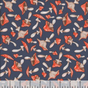 Op de afbeelding: Stofpatroon met een herhalend ontwerp van rood-witte gestippelde paddenstoelen met bruine kieuwen en stelen. De paddenstoelen zijn verspreid over een donkerblauwe achtergrond, wat een grillige en naturalistische esthetiek cre&euml;ert.