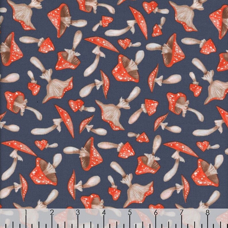 Op de afbeelding: Stofpatroon met een herhalend ontwerp van rood-witte gestippelde paddenstoelen met bruine kieuwen en stelen. De paddenstoelen zijn verspreid over een donkerblauwe achtergrond, wat een grillige en naturalistische esthetiek cre&euml;ert.