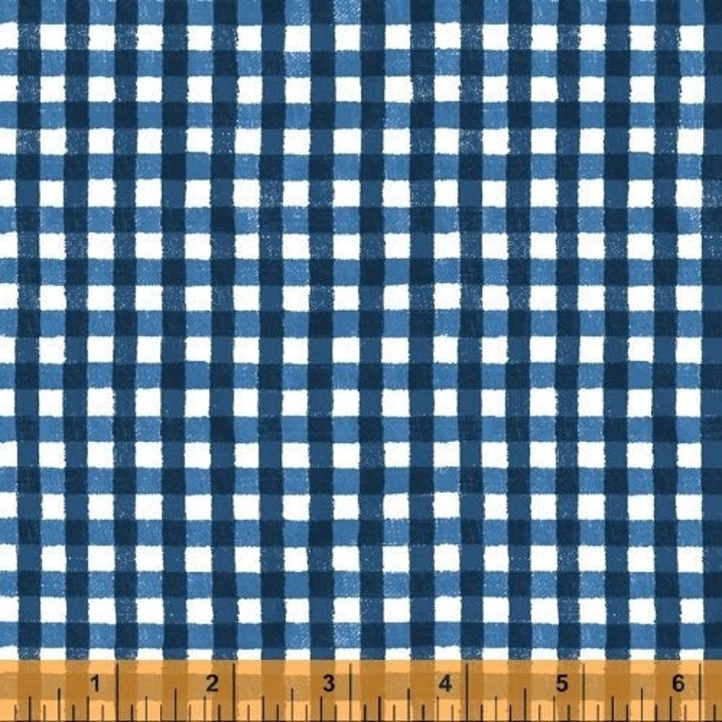 Op de afbeelding: Een witte stof met een blauw ruitjespatroon. De stof heeft een licht getextureerd oppervlak. Een liniaal is onderaan de afbeelding geplaatst om de schaal aan te geven.