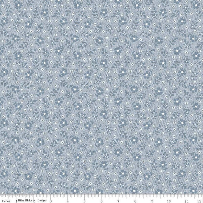 Pu&ograve; includere: Tessuto blu con motivo floreale. Il design presenta piccoli fiori e foglie blu chiaro, insieme a punti bianchi, su uno sfondo strutturato. Misura in pollici.