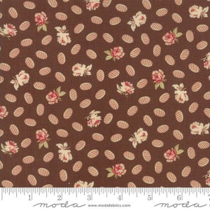 Puede incluir: Tela marr&oacute;n con un patr&oacute;n repetido de peque&ntilde;as rosas rosas y formas ovales marrones con rayas blancas. La tela es de Moda Fabrics.