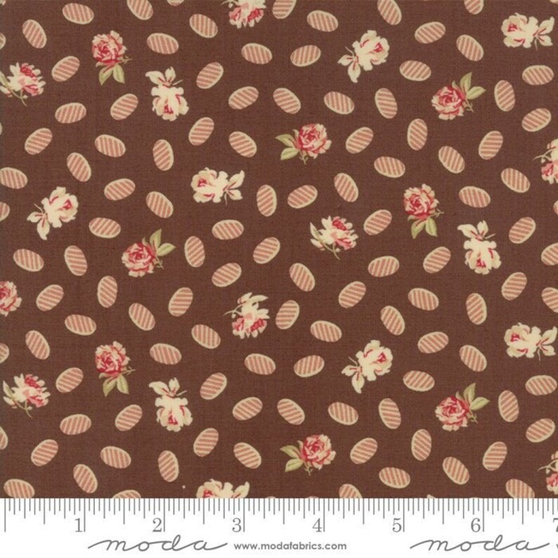 Puede incluir: Tela marr&oacute;n con un patr&oacute;n repetido de peque&ntilde;as rosas rosas y formas ovales marrones con rayas blancas. La tela es de Moda Fabrics.