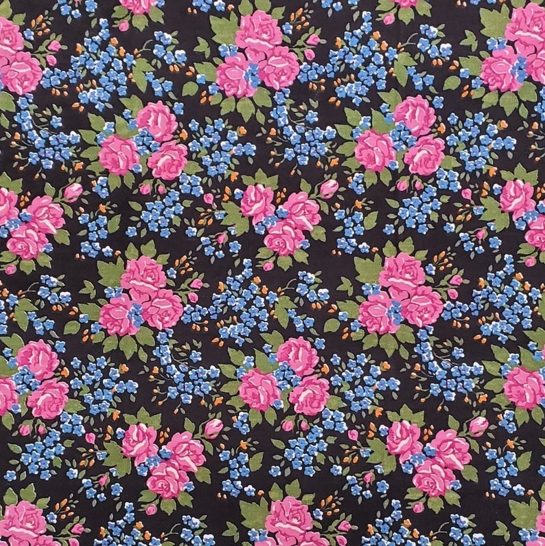 Pu&ograve; includere: Un tessuto nero con un motivo ripetitivo di rose rosa e nontiscordardime blu.