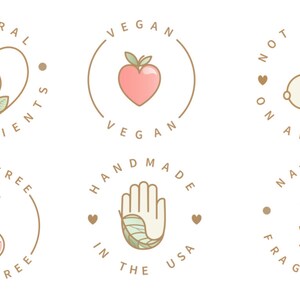 Puede incluir: Seis etiquetas circulares con contornos marrones y texto blanco. Las etiquetas presentan varios iconos y texto, incluyendo "Ingredientes naturales", "Vegano", "No probado en animales", "Libre de SLS", "Hecho a mano en los Estados Unidos" y "Fragancias naturales".