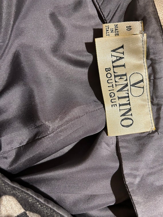 Classy 1990s Valentino boutique cashmere beige to… - image 7