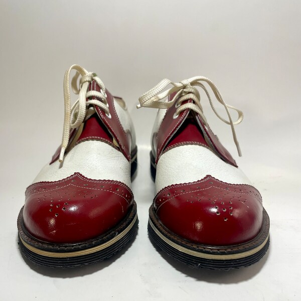 Mizuno adorable woman’s golf shoes Burgundy and white leather!