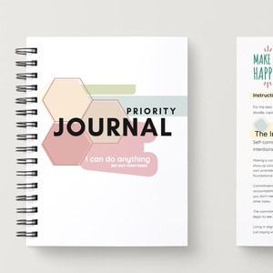 以下が含まれることがあります： 表紙に「PRIORITY JOURNAL」の文字が入った、ピンク、ピーチ、グリーンの幾何学模様が特徴のスパイラル綴じジャーナル。ジャーナルの内側のページには、自己コミットメントと生産性に関するテキストが含まれています。