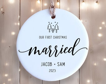 Décoration de mariage pour le premier Noël - Personnalisé avec les noms et la date - Décoration en céramique - Personnalisé - Souvenir de Noël - Décoration de couple