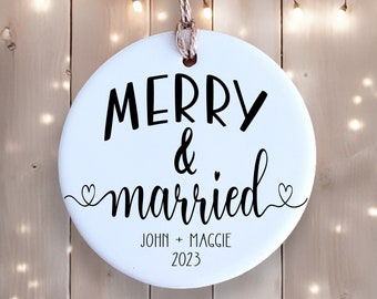 Ornement en céramique personnalisé - Joyeux et mariés - Personnalisé avec noms et date - Souvenir de Noël personnalisé - Cadeau de couple - Première année